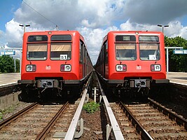 Baureihe 485 Die Züge 485 037 und 023 stehen im Werk Grünau nebeneinander (15.05.2003)