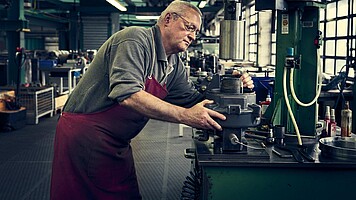 Arbeiten am Bremszylinder im Werk Schöneweide Arbeiten am Bremszylinder im Werk Schöneweide