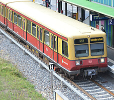 Baureihe 485 Baureihe 485 am Gleis des S-Bahnhofs Hermannstraße