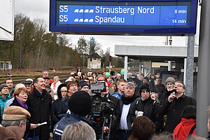 Zugtaufe: "Strausberg" Zugtaufe mit Prominenz: Bastian Knabe (Geschäftsführer Finanzen) gemeinsam mit Strausbergs Bürgermeisterin Elke Stadeler) (l.) und Brandenburgs Infrastrukturministerin Katrin Schneider