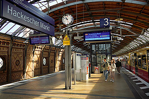 Projekt "Lightgate" S-Bahn Berlin pilot project - light sensor shows passengers how much space is available on the train.