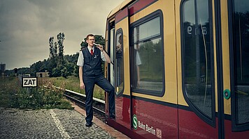 Lokführer bei der S-Bahn Sie fahren die rot-gelben Züge, die das Stadtbild seit Jahrzehnten prägen, durch ganz Berlin und ins Umland